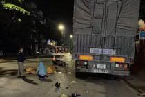 Xe máy đâm vào ô tô đang dừng đỗ khiến 2 người thương vong