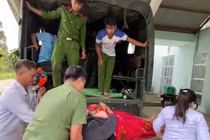 Sản phụ chuyển dạ giữa đường, Công an Quảng Ngãi cứu giúp kịp thời