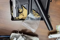 Bắt giang hồ Hải “Lé” và 8 đàn em, thu giữ nhiều súng đạn