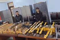 Phát hiện 2 nam thanh niên bán lượng lớn linh kiện lắp ráp súng