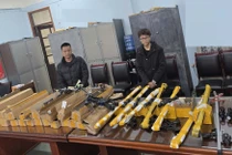 Phát hiện 2 nam thanh niên bán lượng lớn linh kiện lắp ráp súng