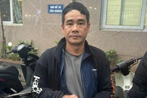 Đưa con đi học, ông bố phát hiện điều bất thường trong ô tô