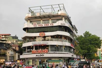 Tiểu thương hối hả chuyển đồ đạc khỏi tòa nhà “Hàm cá mập”