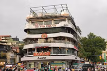 Tiểu thương hối hả chuyển đồ đạc khỏi tòa nhà “Hàm cá mập”