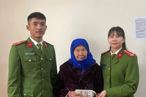 Lạng Sơn: Trao trả tài sản cho cụ bà bị bóp cổ cướp tiền