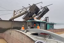 Triệt phá vụ khai thác cát trái phép lớn trên sông Hồng