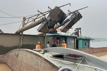 Triệt phá vụ khai thác cát trái phép lớn trên sông Hồng