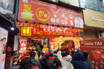  Ngày Vía Thần tài: Người dân chịu rét, “đội mưa” đi mua vàng