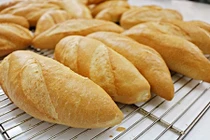 Bánh mì tuy ngon nhưng những người sau đây nên tránh xa