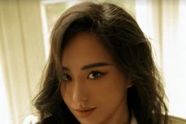 Gu thời trang sexy của Hoa hậu lộ ngực trên sàn diễn