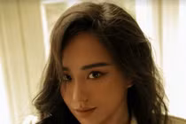 Gu thời trang sexy của Hoa hậu lộ ngực trên sàn diễn