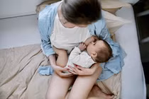 Ngượng chín mặt khi cho con bú, bố chồng vẫn ngồi cạnh đùa với cháu 