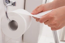 Lâu nay chúng ta vứt giấy vệ sinh sai chỗ, cực mất vệ sinh 