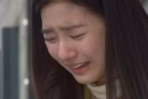 Về muộn thấy bà và cháu mất tích, mẹ soi camera mới òa khóc 