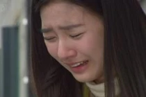 Về muộn thấy bà và cháu mất tích, mẹ soi camera mới òa khóc 