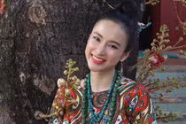 Angela Phương Trinh đẹp không tì vết với loạt đồ Pháp phục 