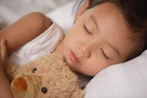 Con ngủ một mình vẫn kêu chật, mẹ kiểm tra camera rơi nước mắt