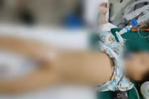 Bé trai 4 tuổi hoại tử 1,5m ruột non, thói quen nhiều trẻ mắc 