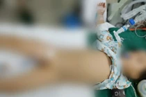 Bé trai 4 tuổi hoại tử 1,5m ruột non, thói quen nhiều trẻ mắc 