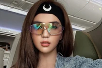 Học Blackpink xài băng đô hàng hiệu, Ngọc Trinh “cool ngầu” lạ mắt