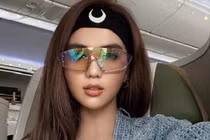 Học Blackpink xài băng đô hàng hiệu, Ngọc Trinh “cool ngầu” lạ mắt