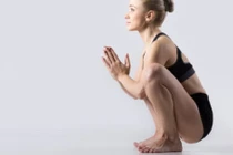 Lợi ích sức khỏe từ dáng ngồi xổm kém sang của Ngọc Trinh