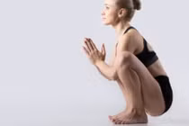 Lợi ích sức khỏe từ dáng ngồi xổm kém sang của Ngọc Trinh