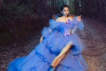 Thời trang thất thường của Lệ Quyên khi đi diễn, xuống phố