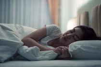 10 mẹo giúp bạn ngủ ngon hơn trong thời tiết oi bức cả đêm