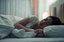 10 mẹo giúp bạn ngủ ngon hơn trong thời tiết oi bức cả đêm
