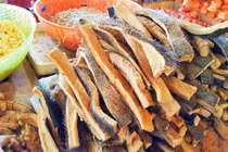 Kinh dị món da trâu thối đặc trưng của người Thái