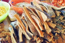 Kinh dị món da trâu thối đặc trưng của người Thái