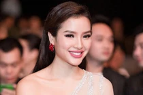 Thời trang sexy “nghẹt thở” của mỹ nhân được ví “bom sex” Vbiz