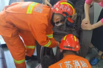 Em bé xém mất cánh tay bởi vật dụng tưởng an toàn trong nhà