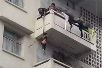 Ông buộc cháu lơ lửng ngoài ban công thì dây đứt, nguyên nhân gây phẫn nộ