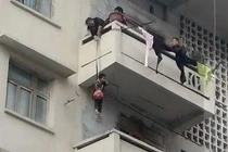 Ông buộc cháu lơ lửng ngoài ban công thì dây đứt, nguyên nhân gây phẫn nộ