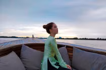 Ngọc Trinh mặc áo bà ba, vòng một chỉ chực nứt cúc “xổ” ra