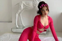 Biến hóa như “tắc kè hoa”, ChiPu chặt đẹp gu thời trang màu nổi