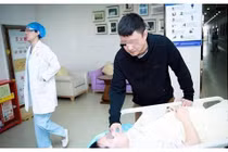 Đau quặn lúc chuyển dạ, vợ thấy nhục vì hành động của chồng