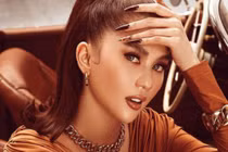 Ngọc Trinh sexy vén váy cao tận hông chụp ảnh cùng cún cưng