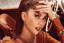 Ngọc Trinh sexy vén váy cao tận hông chụp ảnh cùng cún cưng