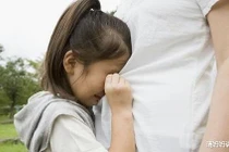 Con gái 11 tuổi đòi ngủ với bố, lý do khiến vợ chồng ly hôn