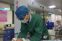 Chồng cứ nửa đêm dậy xem mặt con, tưởng nghi vợ ngoại tình, nhưng sự thật không ngờ