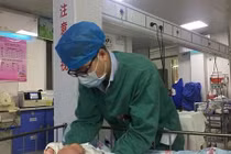 Chồng cứ nửa đêm dậy xem mặt con, tưởng nghi vợ ngoại tình, nhưng sự thật không ngờ