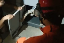 Giải cứu em bé trong ngăn nhận thư, lý do khó ngờ ​