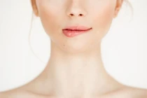 4 thứ nhất định phải có để môi hồng mềm mại, quyến rũ