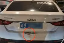 Thấy bàn tay kêu cứu ở cốp xe trước, vội gọi cảnh sát... sự thật không ngờ