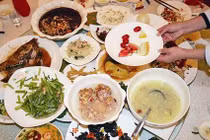 Tiệc tùng cùng con cháu, vợ chồng già nhận kết đắng không ngờ