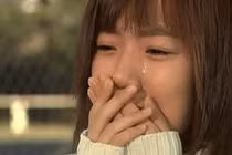 Phẫn nộ khi mẹ mất để lại mỗi chiếc khăn quàng cổ... và sự thật