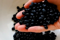 Bánh đậu đen giải nhiệt mùa hè, bé lười ăn mấy cũng mê 